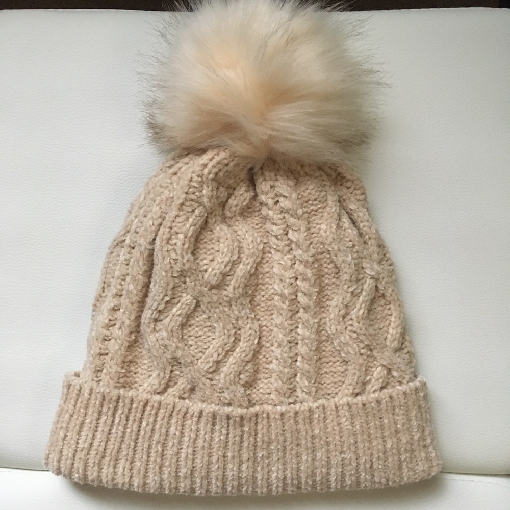 August Accessories NWT beige pompom knit winter beanie hat